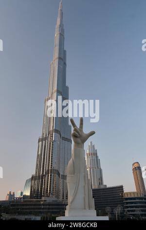 Die 3-Finger-Statue symbolisiert den Sieg der Liebe und den Burj Khalifa im Burj Park in der Innenstadt von Dubai, VAE Stockfoto