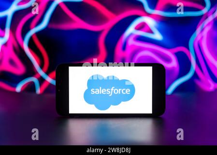 Indien. Dezember 2023. In dieser Abbildung wird das salesforce Logo auf einem Mobiltelefon angezeigt. (Credit Image: © Idrees Abbas/SOPA Images via ZUMA Press Wire) NUR REDAKTIONELLE VERWENDUNG! Nicht für kommerzielle ZWECKE! Stockfoto