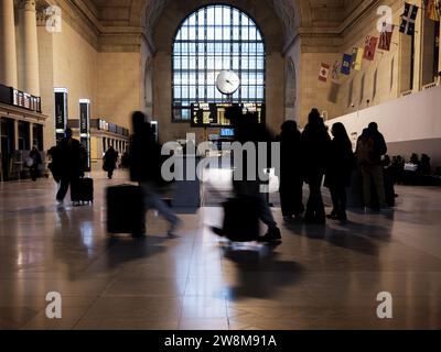 Pendler versuchen, ihren Zug in der Union Station in Toronto, Ontario, Kanada, zu erwischen. Stockfoto