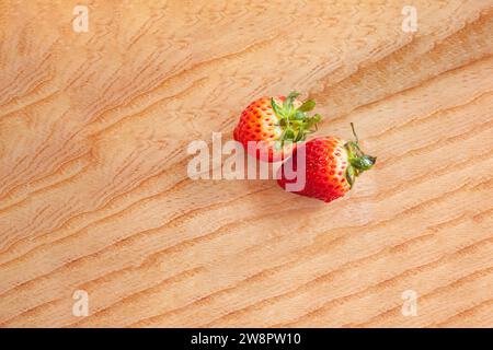 Erdbeeren isoliert auf Holztisch Stockfoto