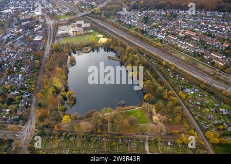 Blick aus der Vogelperspektive, Nordpark und Nordpark Teich umgeben von Kleingartenverband, hinter dem Heisenberg Gymnasium mit Sportplatz, Bahngleisen Stockfoto