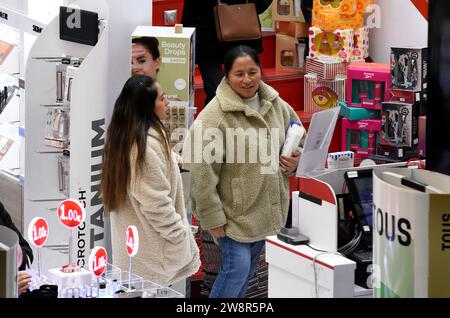 Madrid, Madrid, Spanien. Dezember 2023. Das Einkaufszentrum Principe Pio in Madrid beginnt sich mit Menschen zu füllen, die ihre Weihnachtseinkäufe tätigen (Credit Image: © Richard Zubelzu/ZUMA Press Wire). Nicht für kommerzielle ZWECKE! Stockfoto