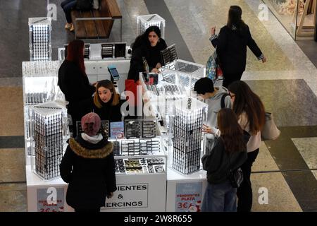 Madrid, Madrid, Spanien. Dezember 2023. Das Einkaufszentrum Principe Pio in Madrid beginnt sich mit Menschen zu füllen, die ihre Weihnachtseinkäufe tätigen (Credit Image: © Richard Zubelzu/ZUMA Press Wire). Nicht für kommerzielle ZWECKE! Stockfoto