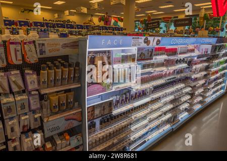 Nahaufnahme eines breiten Sortiments an Kosmetikregalen in einem CVS-Geschäft. Miami Beach. USA. Stockfoto