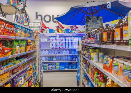 Nahaufnahme von Regalen mit Flaschen und Wasserpackungen in einem CVS-Geschäft. Miami Beach. USA. Stockfoto