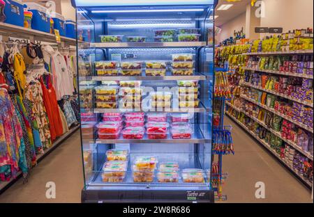 Nahaufnahme eines Kühlregals mit frischen Obstsalaten in einem CVS-Geschäft. Miami Beach. USA. Stockfoto