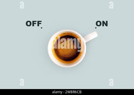 Köstlicher Kaffee mit Smiley-Gesicht auf blauem Hintergrund Einschalten. Energieschalter, Konzept. Guten Morgen, Kreative Idee Stockfoto