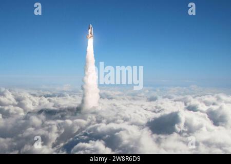 Space Shuttle Rocket Hebt Durch Die Wolken In Den Himmel. Raumschiff Startet Über Den Wolken. Raumfahrt, Verkehr Und Wissenschaft. Raketenflug, Creati Stockfoto