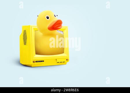 Kreative gelbe Ente krabbelt aus Vintage TV, dem Konzept der Massenmedien. Gelbe Presse Und Massenvideowerbung, Kreative Idee. Stockfoto