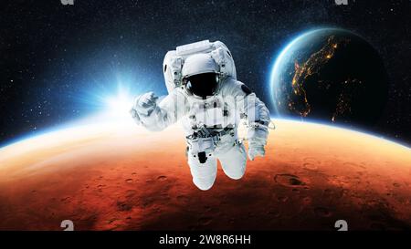 Space Man Astronaut Fliegt Im Open Space Nahe Dem Roten Planeten Mars Mit Dem Blauen Planeten Erde Bei Sonnenuntergang. Hochwertige Hintergrundbilder. Neue Weltraummission. Leerraum Stockfoto