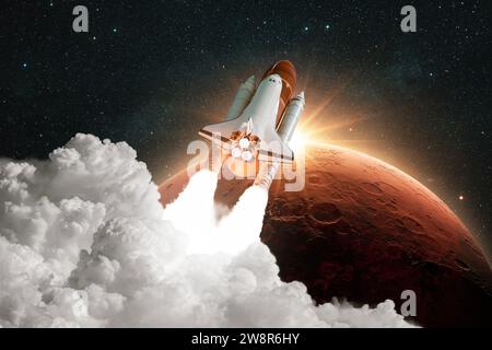 Raketenhub Ab. Raumschiff Startet Ins All. Rakete Fliegt Zum Mars. Roter Planet Mars Im Weltraum. Shuttle Raumschiff Starten Stockfoto