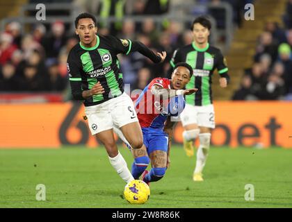 London, Großbritannien. Dezember 2023. João Pedro aus Brighton hält Nathaniel Clyne aus Crystal Palace während des Premier League-Spiels im Selhurst Park in London ab. Der Bildnachweis sollte lauten: David Klein/Sportimage Credit: Sportimage Ltd/Alamy Live News Stockfoto