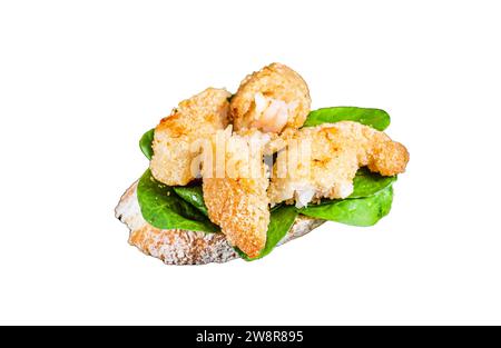 Toasts mit knusprigen gebratenen Garnelen und grünem Salat isoliert auf weißem Hintergrund, Blick von oben Stockfoto