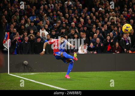 21. Dezember 2023; Selhurst Park, Selhurst, London, England; Premier League Football, Crystal Palace gegen Brighton und Hove Albion; Nathaniel Clyne von Crystal Palace überquert die Brighton Box Stockfoto