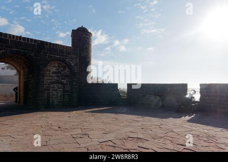 Kanonenpistole und Stadtmauer am Fort mit Blick auf das Meer in Essaouira, auch bekannt als „die windige Stadt“, Marokko. Dezember 2023 Stockfoto