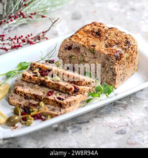 Ententerrine mit Zistachien und getrockneten Preiselbeeren. Restaurant-Menü-Konzept für das neue Jahr. Stockfoto