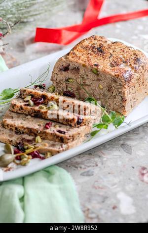 Ententerrine mit Zistachien und getrockneten Preiselbeeren. Restaurant-Menü-Konzept für das neue Jahr. Stockfoto