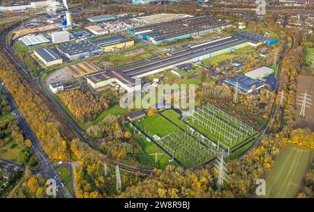 Blick aus der Vogelperspektive, Industriegebiet des ThyssenKrupp Steel Europe Werksgeländes, umgeben von herbstlichen Laubbäumen, Hüttenheim, Duisburg, Ruhrgebiet, Nort Stockfoto