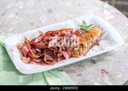 Teller mit appetitlicher Entenjamon serviert. Restaurant-Menü-Konzept für das neue Jahr. Weihnachtsdekoration. Stockfoto