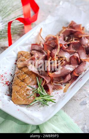 Teller mit appetitlicher Entenjamon serviert. Restaurant-Menü-Konzept für das neue Jahr. Weihnachtsdekoration. Stockfoto