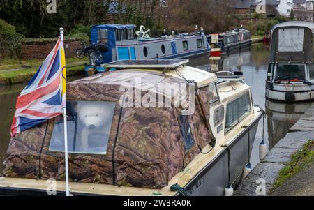 Großer weißer Kuschelbär im Heckfenster eines Bootes auf dem Bridgewater Canal in Lymm, Cheshire, England Stockfoto