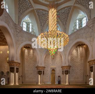 Kronleuchter im Hauptgebetssaal der Scheich-Zayed-Moschee, Abu Dhabi, VAE Stockfoto