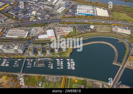 Blick aus der Vogelperspektive, Innenhafen Holzhafen The Curve mit fünf Booten Bürogebäuden und Yachthafen, umgeben von herbstlichen Laubbäumen, Kaßlerfeld, DUI Stockfoto