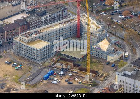 Blick aus der Vogelperspektive, Baustelle des Mercator Quartier für neue Hotels und Apartments, umgeben von herbstlichen Laubbäumen, Altstadt, Duisburg, Ruhrgebiet, Stockfoto