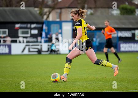 Ruislip, Großbritannien. Dezember 2023. Ruislip, England, 17. Dezember 2023: Corrine Henson (27 Watford) in Aktion während des Barclays FA Womens Championship-Spiels zwischen Watford und London City Lionesses im Grosvenor Vale in Ruislip, England (will Hope/SPP) Credit: SPP Sport Press Photo. /Alamy Live News Stockfoto