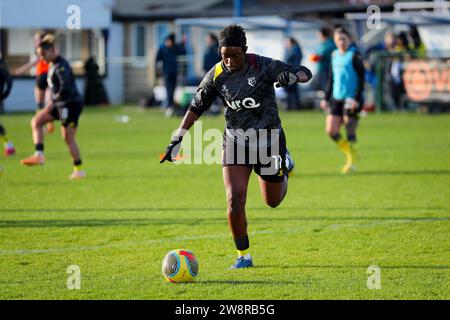 Ruislip, Großbritannien. Dezember 2023. Ruislip, England, 17. Dezember 2023: Micheelle Agyemang (11 Watford) bereitet sich auf das Spiel während der Barclays FA Womens Championship zwischen Watford und London City Lionesses in Grosvenor Vale in Ruislip, England vor (will Hope/SPP) Credit: SPP Sport Press Photo. /Alamy Live News Stockfoto