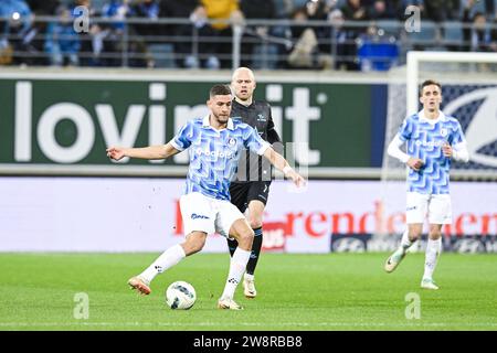 Gent, Belgien. Dezember 2023. Gent’s Ismael Kandouss und OHL’s Jon Thorsteinsson in Aktion während eines Fußballspiels zwischen KAA Gent und OH Leuven am Donnerstag, den 21. Dezember 2023 in Gent, am 19. Tag der Saison 2023-2024 der ersten Liga der „Jupiler Pro League“ der belgischen Meisterschaft. BELGA FOTO TOM GOYVAERTS Credit: Belga Nachrichtenagentur/Alamy Live News Stockfoto