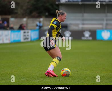 Ruislip, Großbritannien. Dezember 2023. Ruislip, England, 17. Dezember 2023: Flo Fyfe (21 Watford) dribbelt den Ball während des Barclays FA Womens Championship-Spiels zwischen Watford und London City Lionesses in Grosvenor Vale in Ruislip, England (will Hope/SPP) Credit: SPP Sport Press Photo. /Alamy Live News Stockfoto