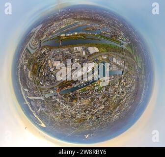 Blick aus der Vogelperspektive, Duisburger Hafen Inlandhafen und Innenhafen, umgeben von herbstlichen Laubbäumen, Erdkugel, Fischaugenbild, 360 Grad ima Stockfoto