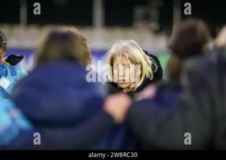 Ruislip, Großbritannien. Dezember 2023. Ruislip, England, 17. Dezember 2023: Carolina Morace spricht ihr Team während des Barclays FA Womens Championship-Spiels zwischen Watford und London City Lionesses im Grosvenor Vale in Ruislip, England (will Hope/SPP) Credit: SPP Sport Press Photo. /Alamy Live News Stockfoto