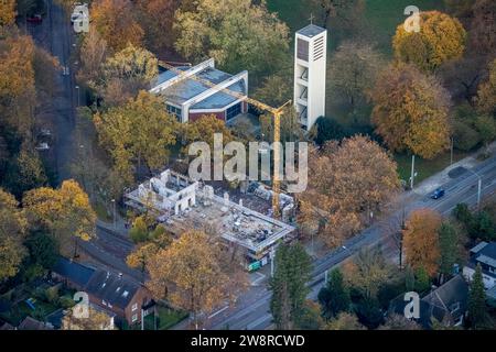 Aus der Vogelperspektive, protestantische St.. Matthäuskirche, Baustelle und neuer Kindergarten an der Haunerfeldstraße, umgeben von herbstlichen Dezidu Stockfoto