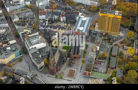 Aus der Vogelperspektive, Altstadt Fußgängerzone mit St.. Augustine's Catholic Church, Targobank Gelbes Hochhaus, umgeben von herbstlichen Laubbäumen Stockfoto