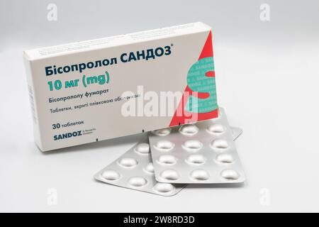 Kiew, Ukraine - 05. August 2022: Kisten und Streifen antihypertensive generische Tabletten von Bisoprololfumarat von Sandoz Closeup auf weiß. Sandoz ist ein Novart Stockfoto