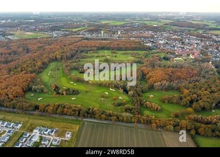 Luftsicht, Golfwiese Golfplatz Golfclub Schloss Westerholt, umgeben von herbstlichen Laubbäumen, im Hintergrund das ehemalige DSK-Bergwerk Lippe Stockfoto