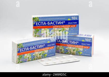 Kiew, Ukraine - 05. August 2022: Studio-Aufnahme von Espa-Bastin Bilastine-Paket und Blisterpackung 10 mg Tabletten von Esparma Aristo Closeup gegen weiß. Bilas Stockfoto