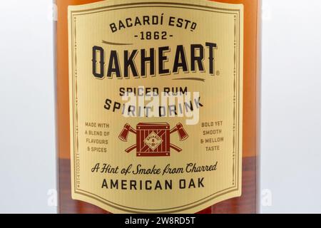 Kiew, Ukraine - 23. Mai 2023: Flaschenetikett des Oakheart Spiced Rum Spirituosengetränks, populäres Produkt von Bacardi Limited mit Hauptsitz in Hamilton, Stockfoto