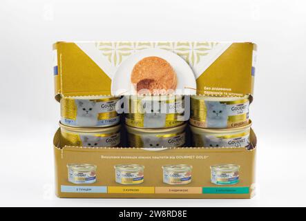 Kiew, Ukraine - 23. Mai 2023: Purina Gourmet Gold Luxus-Tiernahrungsdosen auf weißem Hintergrund. Purina Petcare wurde 2001 gegründet und ist eine Tochtergesellschaft von Nestle. I Stockfoto
