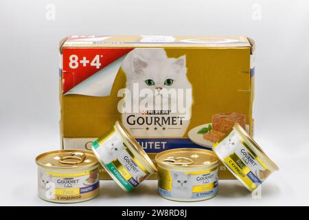 Kiew, Ukraine - 23. Mai 2023: Purina Gourmet Gold Luxus-Tiernahrungsdosen auf weißem Hintergrund. Purina Petcare wurde 2001 gegründet und ist eine Tochtergesellschaft von Nestle. I Stockfoto