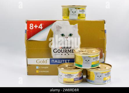 Kiew, Ukraine - 23. Mai 2023: Purina Gourmet Gold Luxus-Tiernahrungsdosen auf weißem Hintergrund. Purina Petcare wurde 2001 gegründet und ist eine Tochtergesellschaft von Nestle. I Stockfoto