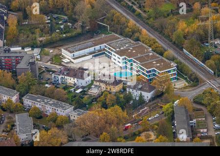 Luftaufnahme, Wohngebiet und Neubau GGS Grundschule Ebersteinstraße, umgeben von herbstlichen Laubbäumen, Schalke, Gelsenkirchen, Stockfoto