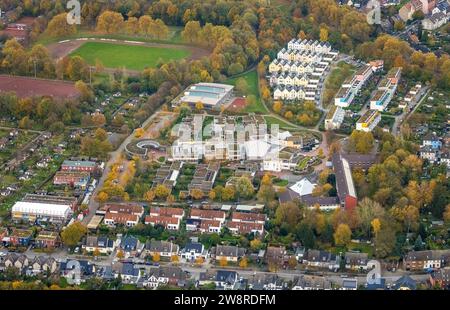 Luftaufnahme, evangelische Gesamtschule Gelsenkirchen-Bismarck mit Sportplatz, hinter Terrassenhaus Solarwohnhaus Sonnenhof, Umgebung Stockfoto