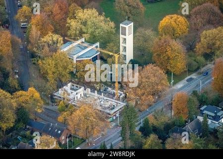 Aus der Vogelperspektive, protestantische St.. Matthäuskirche, Baustelle und neuer Kindergarten an der Haunerfeldstraße, umgeben von herbstlichen Dezidu Stockfoto