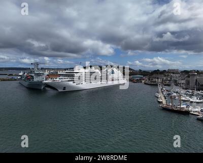 Seabourn Ovation Kreuzfahrtschiff legt an Falmouth UK Drohne an, Luftfahrt Stockfoto