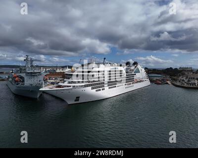 Seabourn Ovation Kreuzfahrtschiff legt an Falmouth UK Drohne an, Luftfahrt Stockfoto