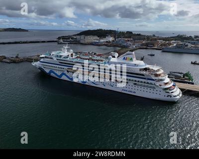 Das Kreuzfahrtschiff legt an der Drohne Falmouth UK an, Luftfahrt Stockfoto