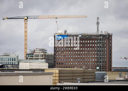 Das Archivhaus des WDR - Westdeutscher Rundfunk mit benachbartem Baukran zur Sanierung des Filmhauses links - Vorweihnachtszeit in der Kölner Innenstadt 21.12.2023 Köln Innenstadt NRW Deutschland *** das Archivgebäude des WDR Westdeutschen Rundfunks mit benachbartem Baukran für die Sanierung des Filmhauses links vor Weihnachten in der Kölner Innenstadt 21 12 2023 Köln Innenstadt NRW Deutschland Stockfoto